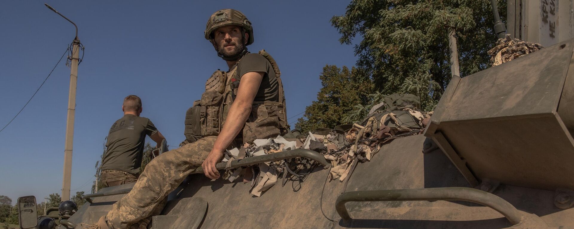 جنود أوكرانيون يجلسون فوق ناقلة جند مدرعة - سبوتنيك عربي, 1920, 04.02.2024
