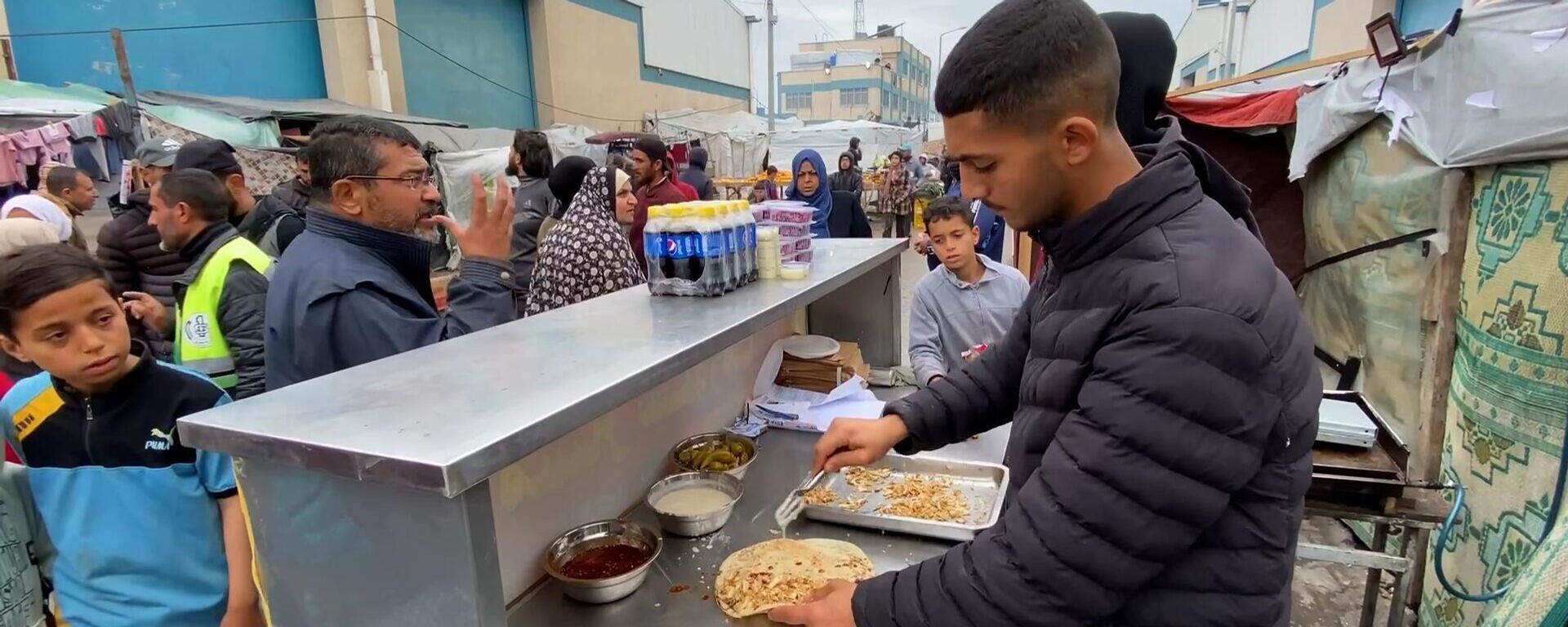 شاورما حسن مبادرة تعيد بعض الحياة في مخيمات النازحين برفح جنوب قطاع غزة - وطن نيوز عربي، 1920، 05.02.2024