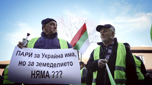 متظاهر يحمل ملصقًا كتب عليه هناك أموال لأوكرانيا، لكن لا يوجد أموال للزراعة أثناء احتجاج المزارعين أمام وزارة الزراعة في صوفيا، الاثنين 5 فبراير 2024 - سبوتنيك عربي