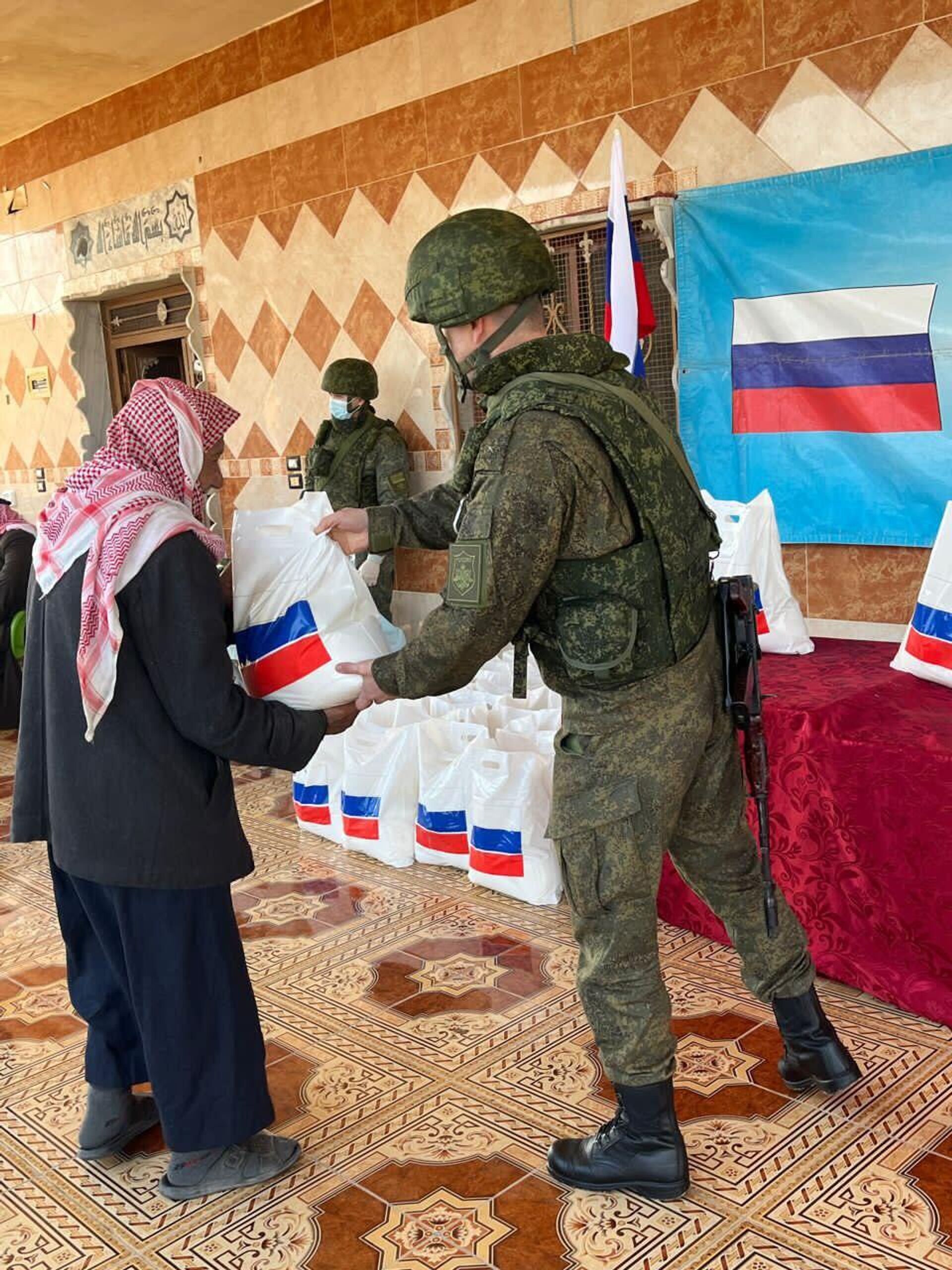 الجيش الروسي يقدم مساعدات إنسانية في محافظة دير الزور شرقي سوريا - سبوتنيك عربي, 1920, 06.02.2024