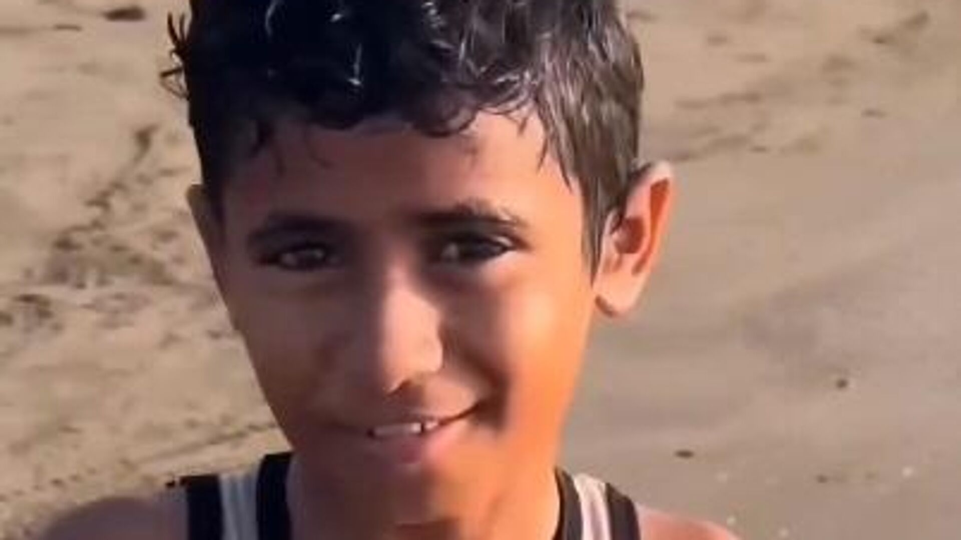 طفل يمني يسبح على بعد أمتار من الضربات الأمريكية والبريطانية  - سبوتنيك عربي, 1920, 08.02.2024