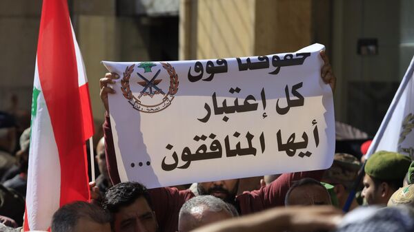 العسكريين المتقاعدين مواجهات أمام مقر الحكومة ومعركة من أجل الحقوق والعدالة الاجتماعية - سبوتنيك عربي