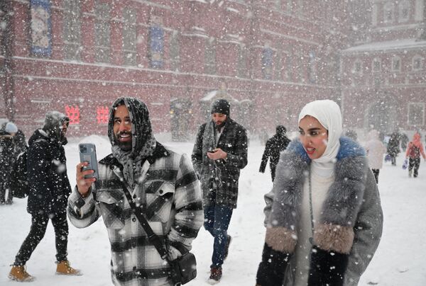 سياح يسيرون على طول الساحة الحمراء أثناء تساقط الثلوج في موسكو، روسيا 7 فبراير 2024 - سبوتنيك عربي