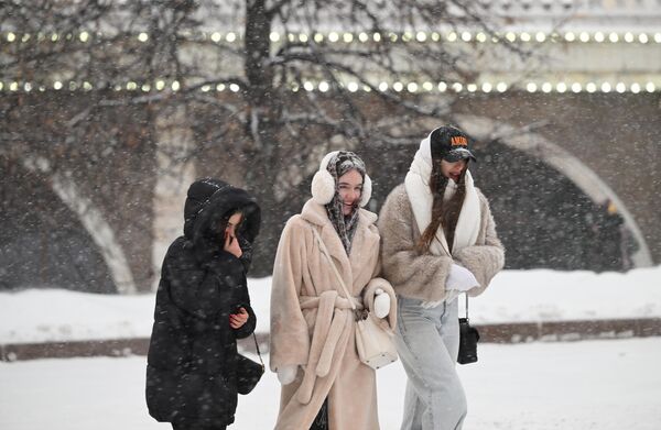 فتيات يسيرن في حديقة ألكسندر أثناء تساقط الثلوج الكثيفة في موسكو، روسيا 7 فبراير 2024. - سبوتنيك عربي