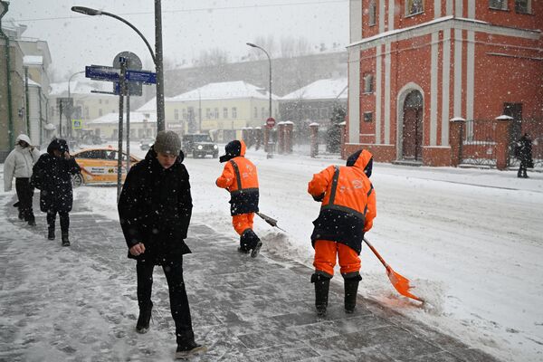 عمال النظافة يقومون بتنظيف شوارع موسكو من الثلوج الكثيفة، روسيا 7 فبراير 2024 - سبوتنيك عربي