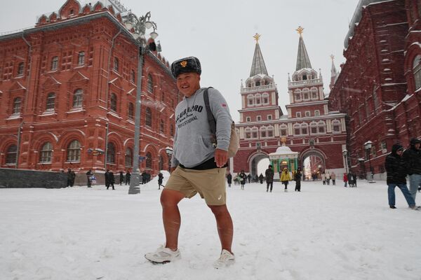سائح يسير في وسط موسكو قبالة الساحة الحمراء أثناء تساقط الثلوج بكثافة، روسيا 7 فبراير 2024. - سبوتنيك عربي