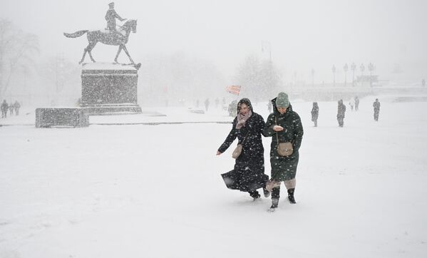 الناس في ساحة مانيجنايا بالقرب من الساحة الحمراء أثناء تساقط الثلوج الكثيفة في موسكو، روسيا 7 فبراير 2024 - سبوتنيك عربي