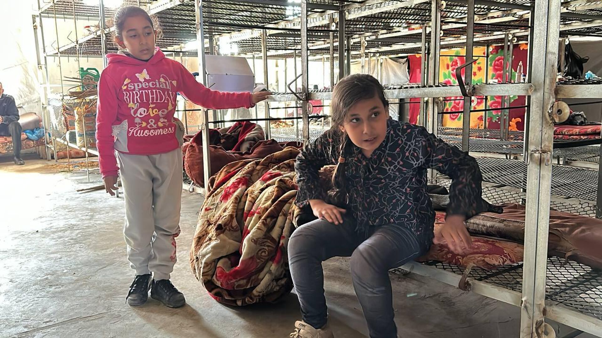 أطفال فلسطينيون ينامون داخل أقفاص مخصصة للدجاج نتيجة امتلاء الأماكن بالنازحين في رفح جنوب قطاع غزة - سبوتنيك عربي, 1920, 12.02.2024
