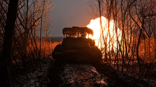 طاقم دبابة تي-62 تابعة لفيلق الجيش الثاني التابع لمجموعة القوات يوجني (الجنوب) في اتجاه سيفرسكي، العملية العسكرية الخاصة - سبوتنيك عربي