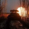 Танк Т-62 2-го армейского корпуса группировки войск Юг ведёт огонь  - سبوتنيك عربي