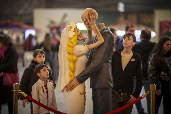  الناس ينظرون إلى تمثال مؤلف من هيكلين يطلق عليه اسم &quot;حتى يفرقنا الموت&quot;&quot; خلال حدث عيد الحب في بوخارست، رومانيا، الثلاثاء 13 فبراير 2024. - سبوتنيك عربي