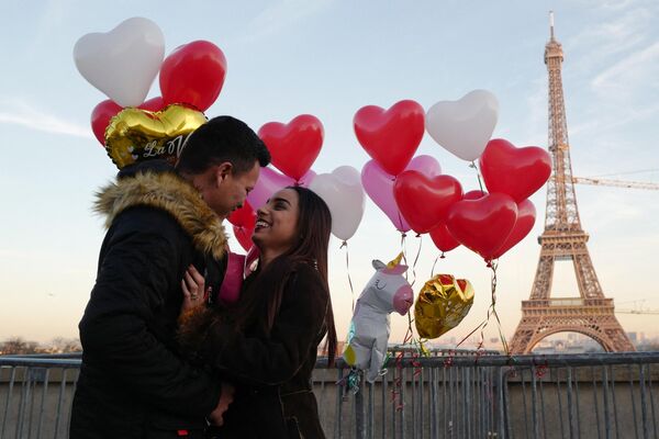 يفاجئ جيرسون، الشاب الهندوري، شريكته أندريا بالزواج منها، أثناء وقوفهما في ساحة تروكاديرو بالقرب من برج إيفل في باريس في 14 فبراير 2019، في عيد الحب.  - سبوتنيك عربي