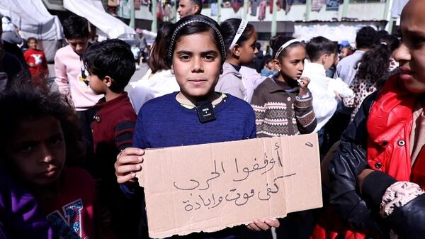 الأطفال النازحون في رفح يطالبون بحقهم بالحياة  - سبوتنيك عربي