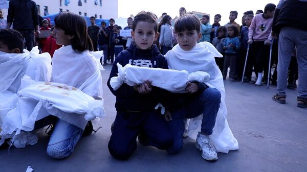 الأطفال النازحون في رفح يطالبون بحقهم بالحياة  - سبوتنيك عربي