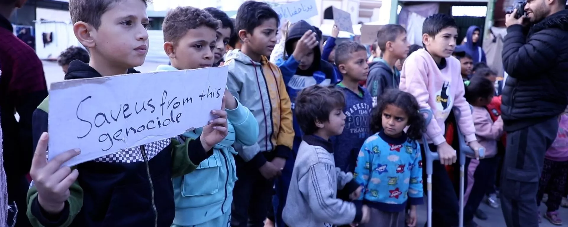 الأطفال النازحون في رفح يطالبون بحقهم بالحياة  - سبوتنيك عربي, 1920, 16.02.2024