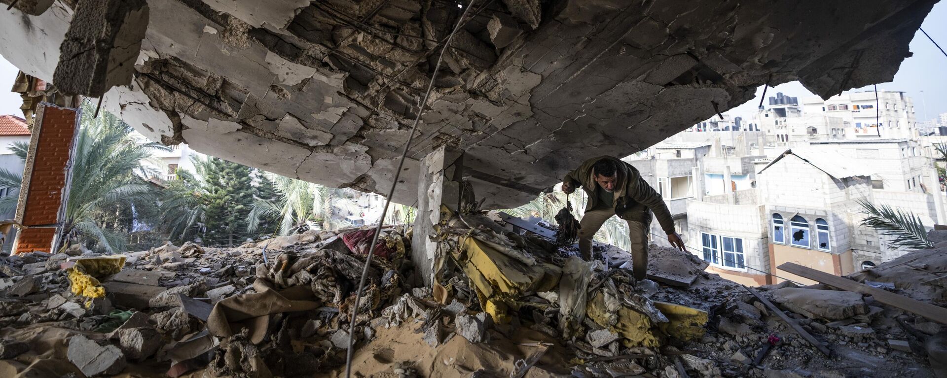 فلسطيني ينقذ ممتلكاته بعد غارة إسرائيلية على رفح، قطاع غزة، السبت، 10 فبراير/ شباط، 2024. - سبوتنيك عربي, 1920, 17.02.2024