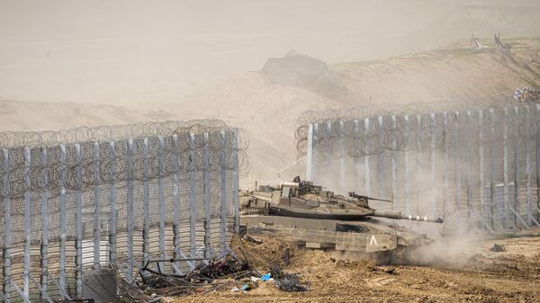 جنود إسرائيليون يقودون دبابة أثناء عبورهم الحدود من داخل قطاع غزة إلى جنوب إسرائيل، الثلاثاء 13 فبراير/ شباط 2024. - سبوتنيك عربي