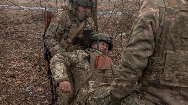 جنود أوكرانيون من اللواء الميكانيكي 22 يقومون بإجلاء جندي في دونيتسك، 31 يناير 2024 - سبوتنيك عربي