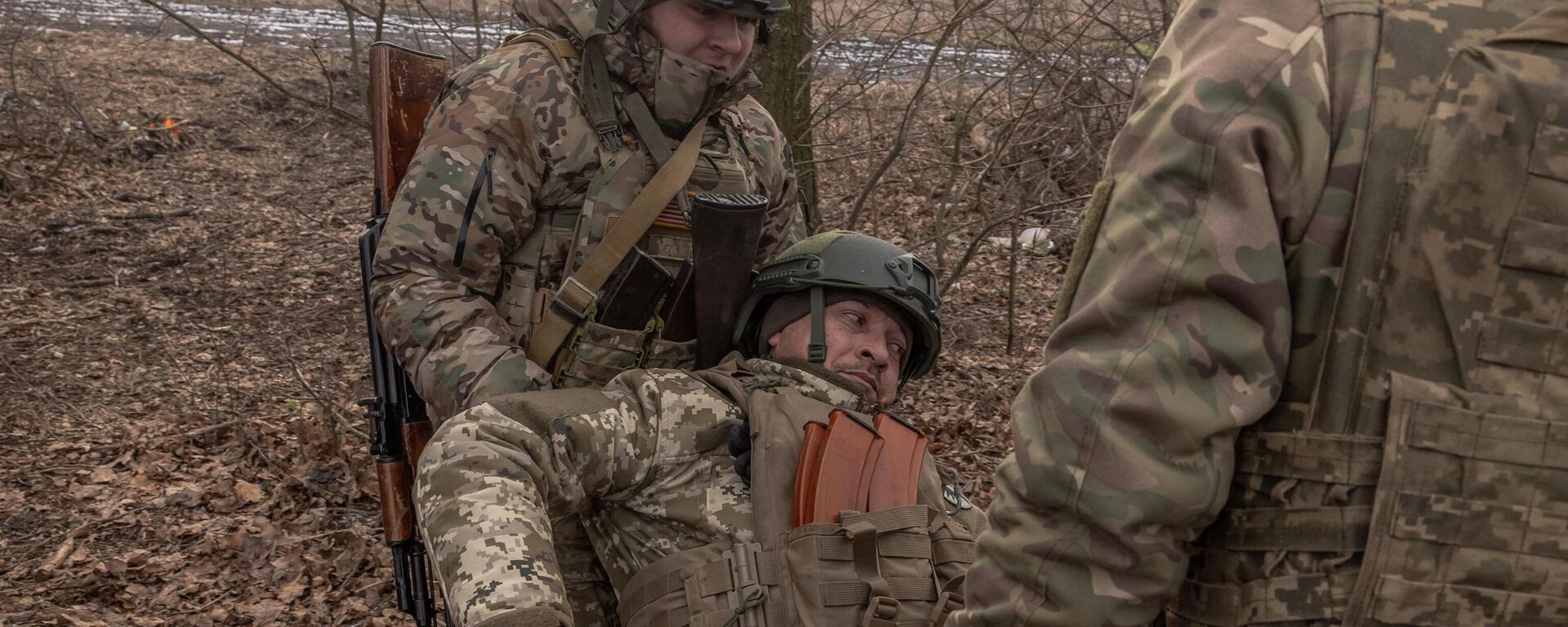 جنود أوكرانيون من اللواء الميكانيكي 22 يقومون بإجلاء جندي في دونيتسك، 31 يناير 2024 - سبوتنيك عربي, 1920, 17.02.2024