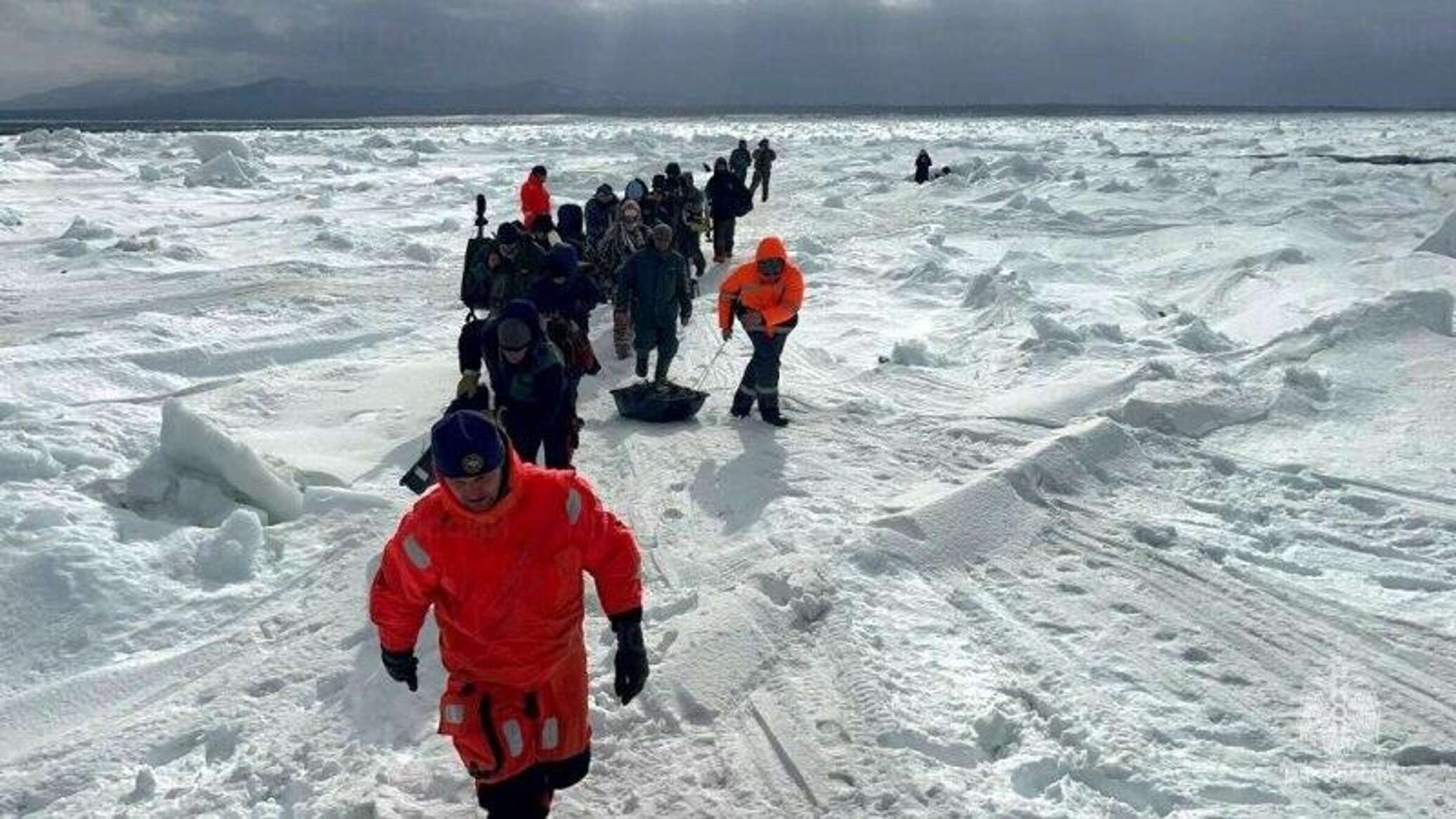 إنقاذ صيادين من طوف جليدي في روسيا... فيديو