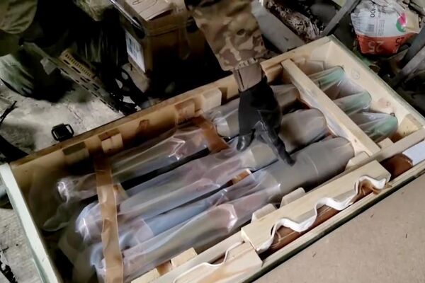 صناديق تحتوي على أسلحة غربية تم الاستيلاء عليها تم اكتشافها في موقع وحدة القوات المسلحة الأوكرانية من قبل جنود القوات المسلحة الروسية في أفدييفكا. - سبوتنيك عربي