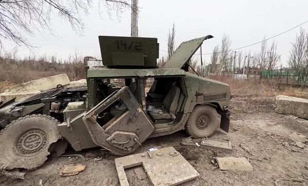 المعدات العسكرية المتضررة في أفدييفكا، جمهورية دونيتسك الشعبية - سبوتنيك عربي