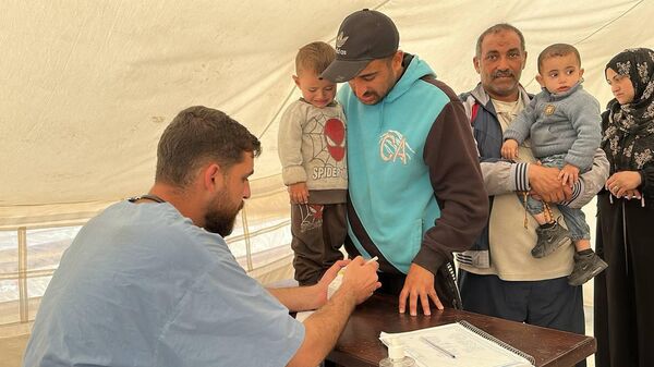 طبيب يحول خيمته إلى عيادة طبية مجانية لعلاج الأطفال النازحين في رفح - سبوتنيك عربي