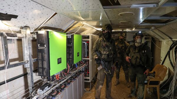 جنود  إسرائيليين داخل نفق ادعى الجيش أنه نفق نفق قيادة حماس 8 فبراير 2024  - سبوتنيك عربي