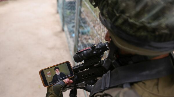 جندي إسرائيلي يشاهد خطابًا متلفزًا لزعيم حركة حزب الله - سبوتنيك عربي