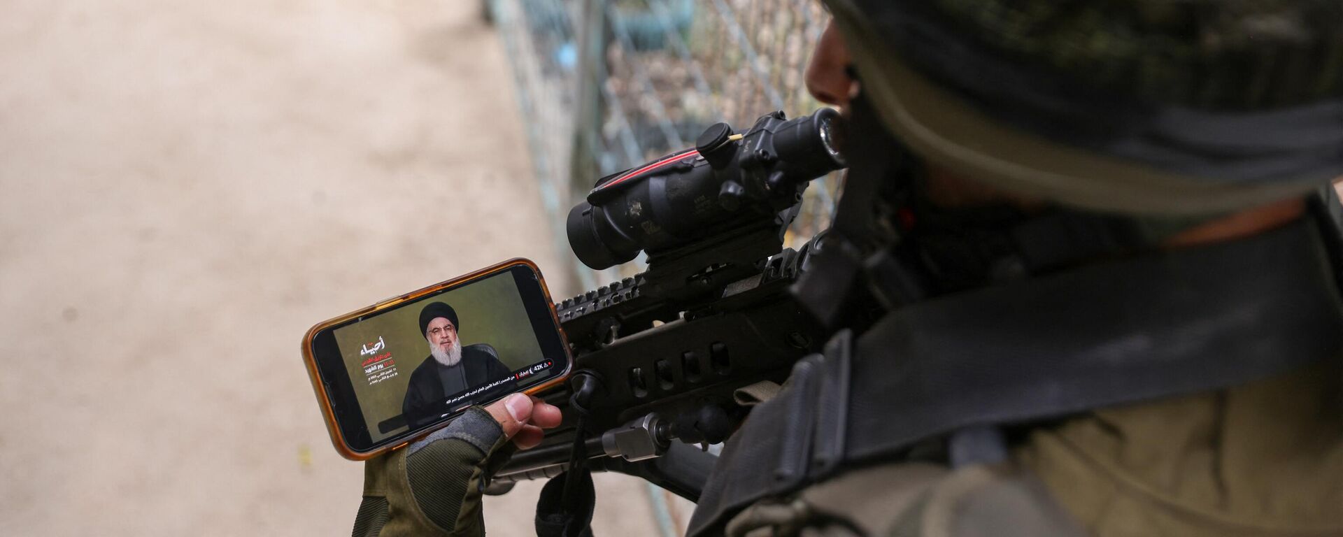 جندي إسرائيلي يشاهد خطابًا متلفزًا لزعيم حركة حزب الله - سبوتنيك عربي, 1920, 21.02.2024
