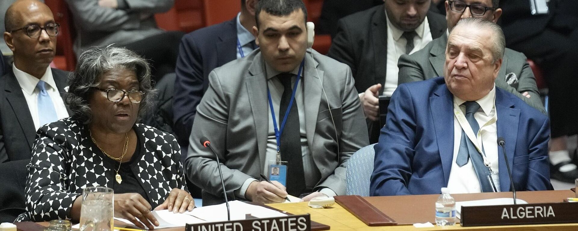 ليندا توماس جرينفيلد، السفيرة الأمريكية لدى الأمم المتحدة، وسفير الجزائر لدى الأمم المتحدة عمار بن جامع، خلال اجتماع مجلس الأمن 20 فبراير 2024 - سبوتنيك عربي, 1920, 17.04.2024