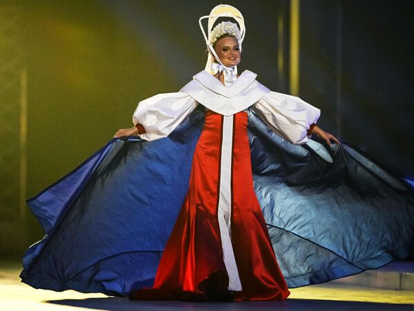 فتاة ترتدي ملابس بألوان العلم الروسي خلال عرض الدول المشاركة في حفل افتتاح دورة &quot;ألعاب المستقبل&quot; في قازان، روسيا، 21 فبراير 2024 - سبوتنيك عربي