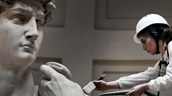 المرمم الإيطالي إليونورا بوتشي  ينظف تمثال ديفيد لمايكل أنجلو باستخدام فرشاة  في معرض أكاديميا في فلورنسا. - سبوتنيك عربي