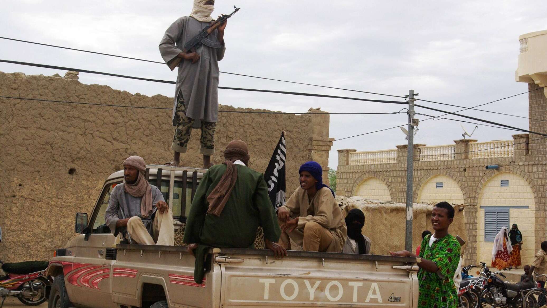 خبراء يكشفون تفاصيل الصراع بين التنظيمات الإرهابية في أفريقيا