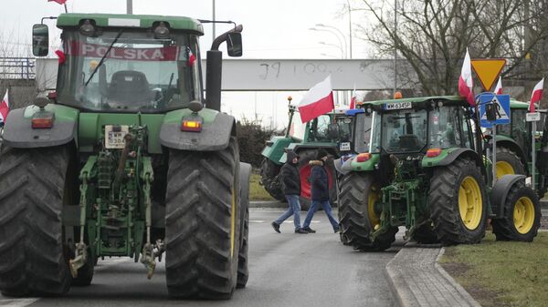 احتجاجات المزارعين البولنديين على الحدود مع أوكرانيا - سبوتنيك عربي