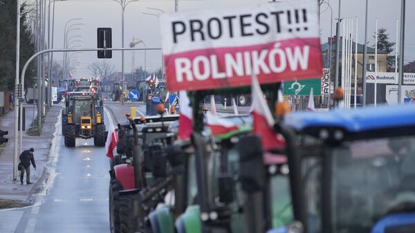 احتجاجات المزارعين البولنديين على الحدود مع أوكرانيا - سبوتنيك عربي