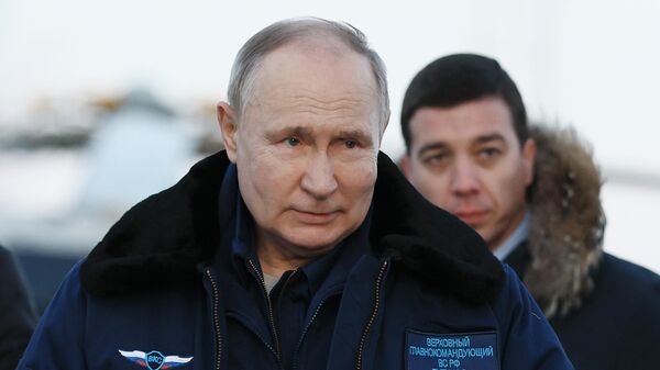 الرئيس الروسي فلاديمير بوتين بعد رحلة على متن حاملة الصواريخ الاستراتيجية الحديثة من طراز تو-160إم، تتارستان 22 فبراير 2024 - سبوتنيك عربي