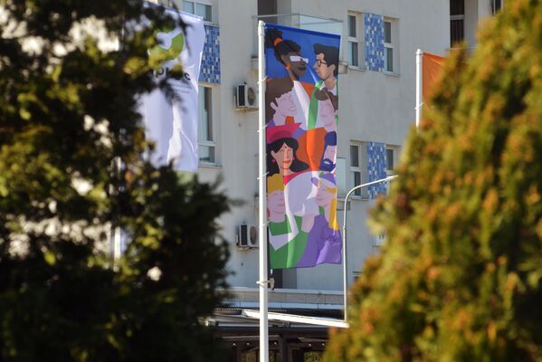 أعلام على واجهة مبنى سكني أثناء الاستعدادات لـ&quot;مهرجان الشباب العالمي - 2024&quot; في سوتشي. - سبوتنيك عربي