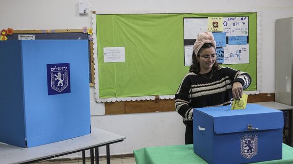 امرأة إسرائيلية تدلي بصوتها في الانتخابات البلدية التي تم تأجيلها مرتين، 27 فبراير 2024 - سبوتنيك عربي