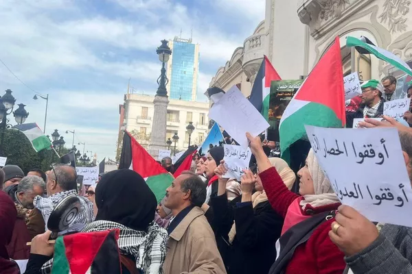 تونسيون يخرجون في مسيرات ضد تجويع الفلسطينيين تونسيون يخرجون في مسيرات ضد تجويع الفلسطينيين - سبوتنيك عربي