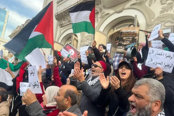 تونسيون يخرجون في مسيرات ضد تجويع الفلسطينيين تونسيون يخرجون في مسيرات ضد تجويع الفلسطينيين - سبوتنيك عربي