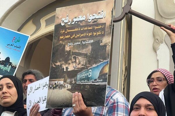  تونسيون يخرجون في مسيرات ضد تجويع الفلسطينيين - سبوتنيك عربي