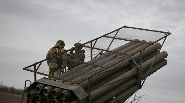 طاقم نظام الصواريخ المتعددة الإطلاق أوراغان التابع للمنطقة العسكرية المركزية في اتجاه أفدييفكا، منطقة العملية العسكرية الخاصة - سبوتنيك عربي