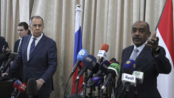 وزير الخارجية الروسي سيرغي لافروف، على اليسار، ووزير الخارجية السوداني علي الصادق، 9 فبراير 2023 - سبوتنيك عربي