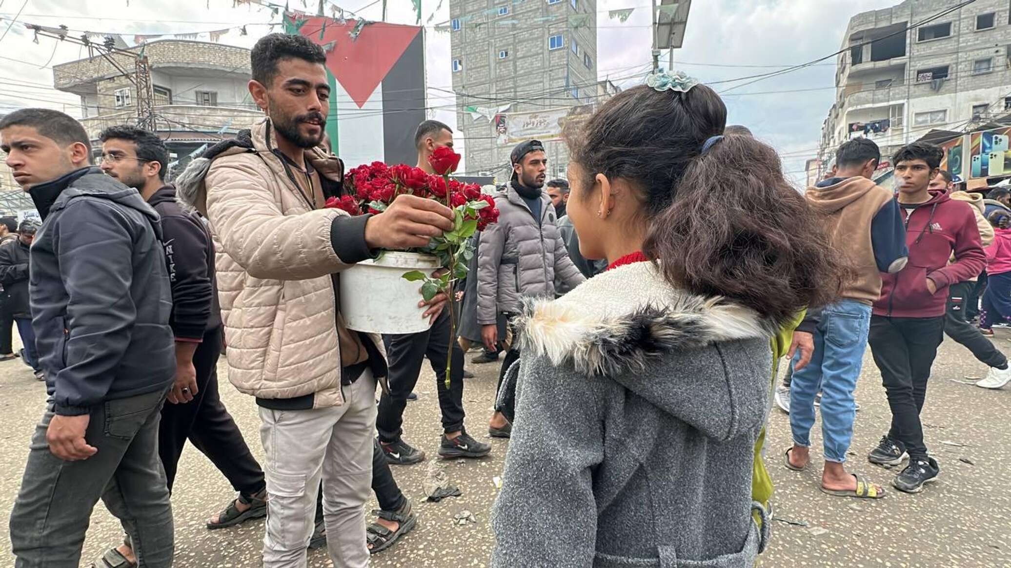 بائع الورد في رفح يرسم الابتسامة والأمل على وجوه الفلسطينيين في ظل الحرب