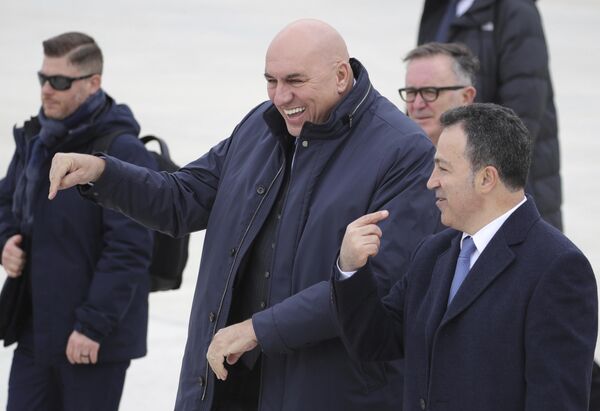 وزير الدفاع الإيطالي، غيدو كروسيتو، على اليسار، ونظيره الألباني، نيكو بيليشي، يحضران حفل الافتتاح في قاعدة كوكوف الجوية التي تم تجديدها حديثًا. - سبوتنيك عربي