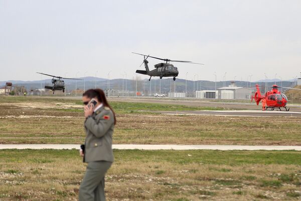 مشاهد لإقلاع طائرات هليكوبتر من القاعدة الجوية التي يدعمها حلف شمال الأطلسي والتي تم تجديدها حديثًا في مدينة كوكوف الألبانية. - سبوتنيك عربي