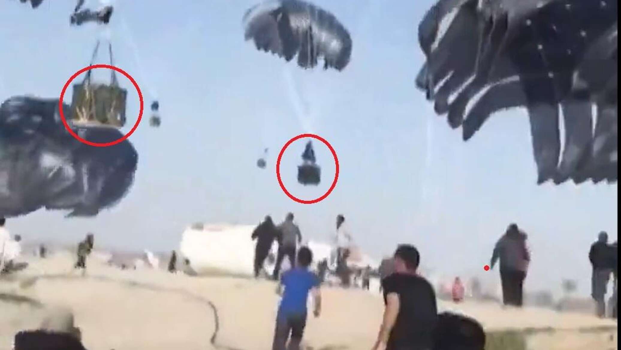 "جناح يلقي الطعام وآخر الموت"... جدل حول طائرات المساعدات الأمريكية لغزة... صور وفيديو