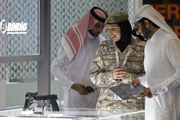 زوار ينظرون إلى المسدسات المعروضة خلال معرض ومؤتمر الدوحة الدولي للدفاع البحري (ديمدكس 2024) في مركز قطر الوطني للمؤتمرات بالدوحة. - سبوتنيك عربي