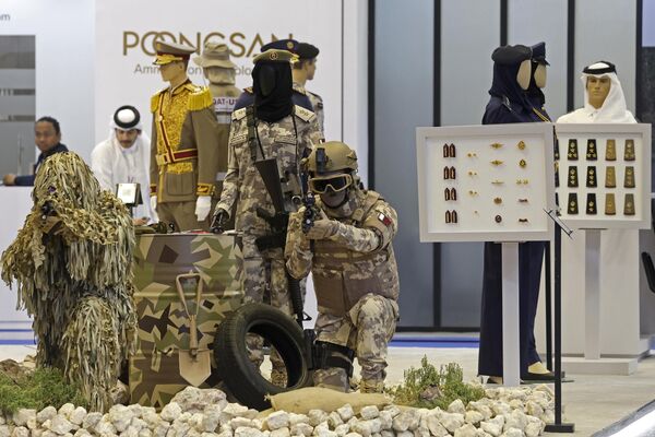 العارضون يقفون بجوار جناحهم الخاص بمعدات الحماية للجيش والشرطة خلال معرض ومؤتمر الدوحة الدولي للدفاع البحري (ديمدكس 2024) في مركز قطر الوطني للمؤتمرات بالدوحة في 6 مارس/ آذار 2024. - سبوتنيك عربي